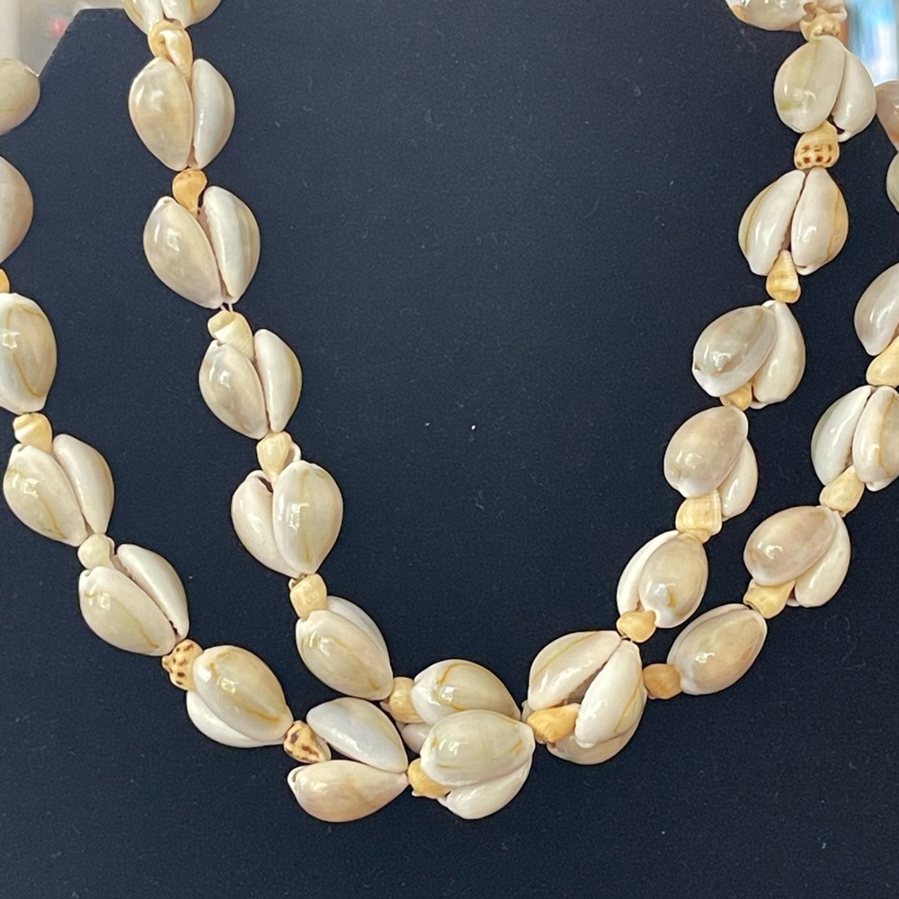 Two Cream Shell Necklaces - Picture 9 of 10
